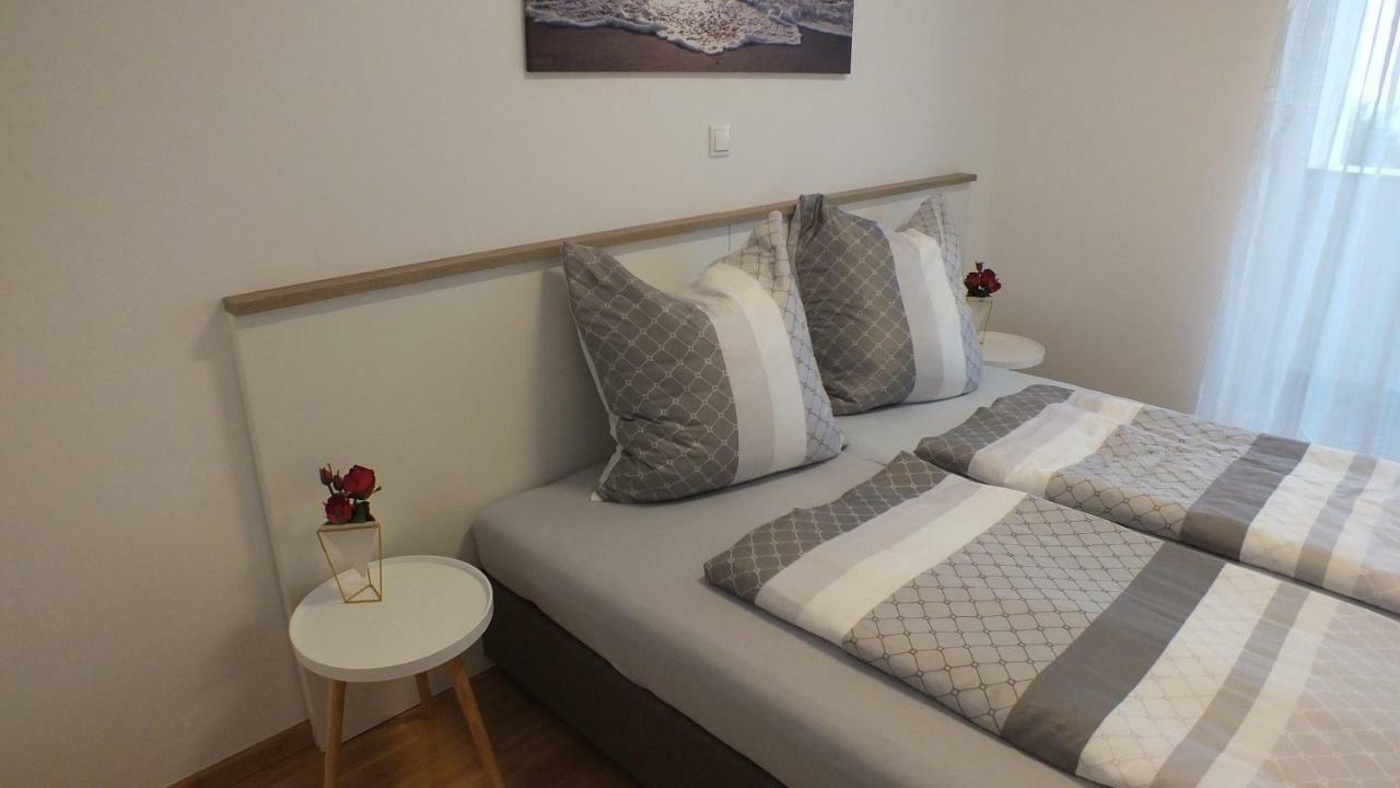 Apartment Paulina Novalja Buitenkant foto